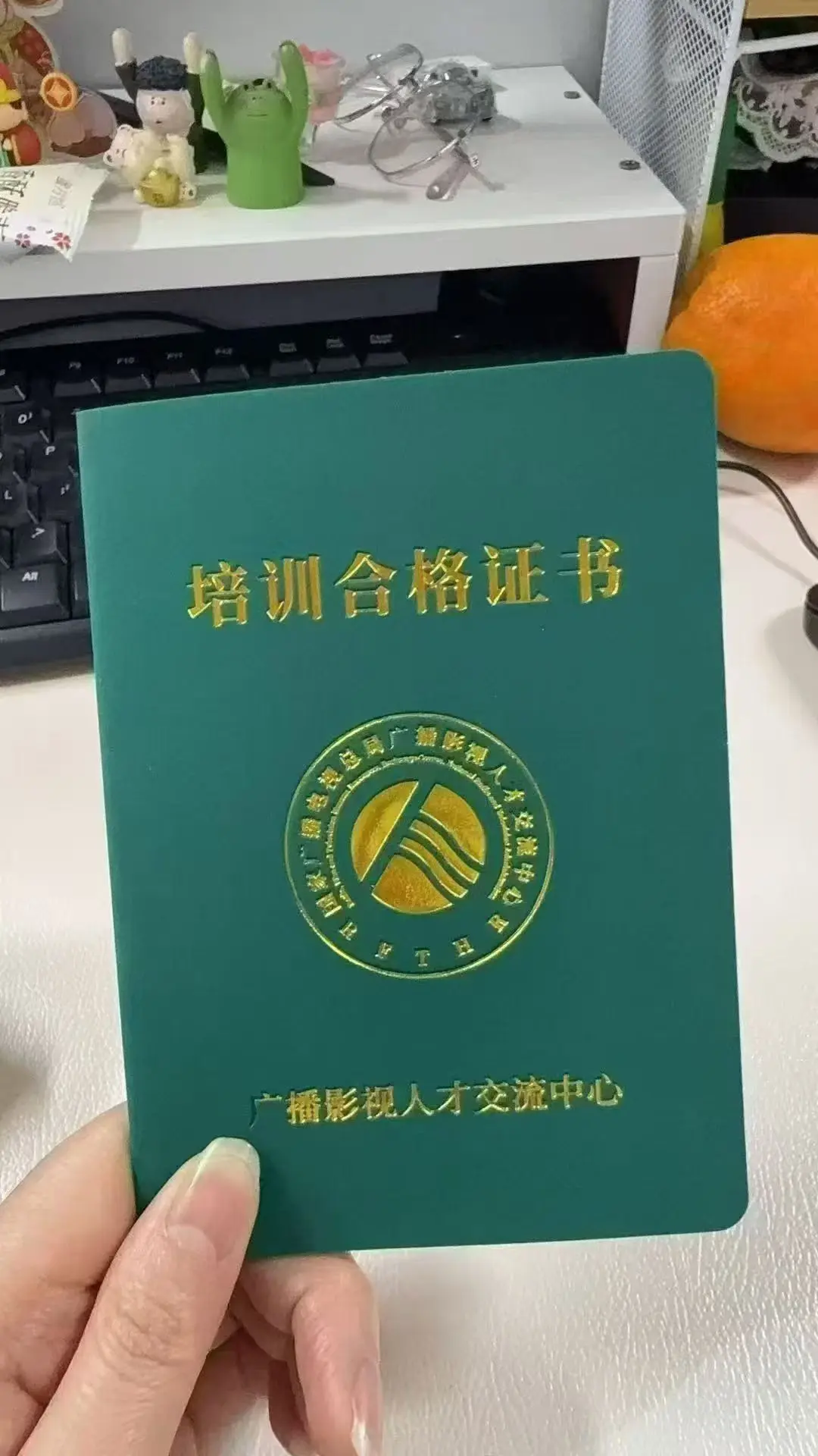 全媒体运营师证书报考机构如何联系客服？佰加教育王老师在线解答报考全流程